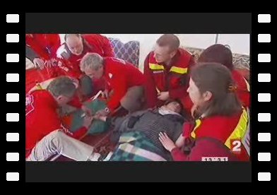 Reportage sur le Raid 4L Trophy où l'on voit l'équipe de l'UMPS (Unité Mobile de Premiers Secours) prodiguer des soins sur un concurrent victime d'un traumatisme des doigts. dailymotion-x8rq9z-509270d28cb1d.jpg